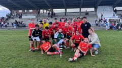 El equipo burelense celebra su triunfo sobre el Pepe Barrera.