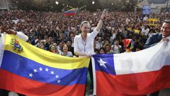 La l�der de la oposici�n venezolana, Mar�a Corina Machado, sostiene banderas de Venezuela y Chile este jueves, durante una concentraci�n en Santiago (Chile).