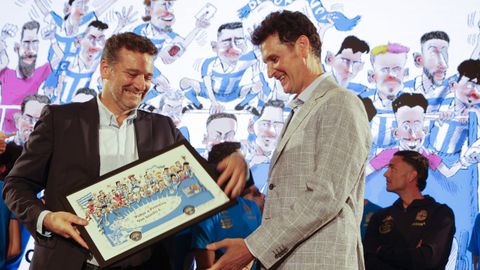 El jefe de la secci�n de Deportes de La Voz de Galicia, Paulo Alonso, entrega una de las ilustraciones al consejero delegado del Deportivo, Vicente Fern�ndez