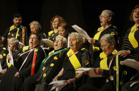 Los mayores de Valga actuaron como anfitriones en el certamen de ayer. 