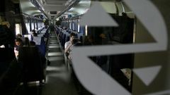 Pasajeros en un tren entre Galicia y el Pa�s Vasco detenido en la estaci�n de Monforte, en una fotograf�a de archivo