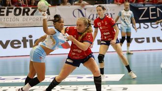 El derbi de cuartos de final del play-off por el t�tulo de Divisi�n de Honor femenina de balonmano, en im�genes