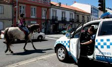 El trabajo de los agentes municipales de Melide se incrementa notablemente en verano. 