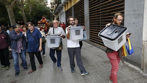 Huelga en Catalu�a. Manifestantes celebran un pasacalles por un barrio de Barcelona.