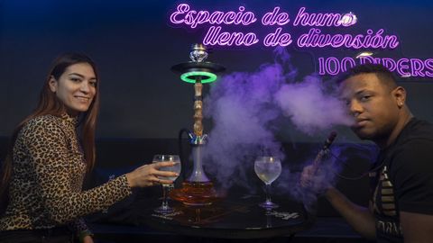 Dos jvenes con una shisha en el Guayaba Sisha Lounge