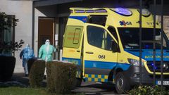 Una ambulancia en la residencia de mayores de A Pastoriza, en la ma�ana de este viernes