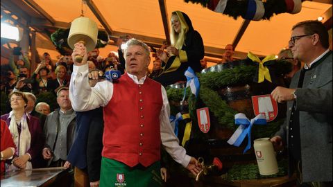 El alcalde de Munich, Dieter Reiter, inaugura oficialmente la 184.ª edición de la Oktoberfest en Munich (Alemania)