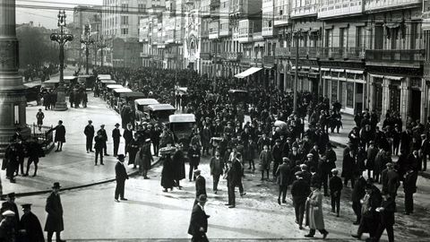 Fotografa del archivo de La Voz, tomada en 1919 a la salida de un mitin celebrado en el Teatro Linares Rivas en los Cantones de A Corua