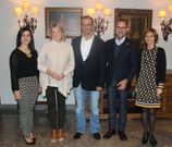 El alcalde en funciones, �ngel Rodal, recibi� al embajador James Costos y a Martha Stewart. 