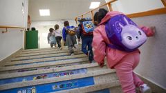 En foto de archivo, unos ni�os subiendo las escaleras en el colegio O Grupo.