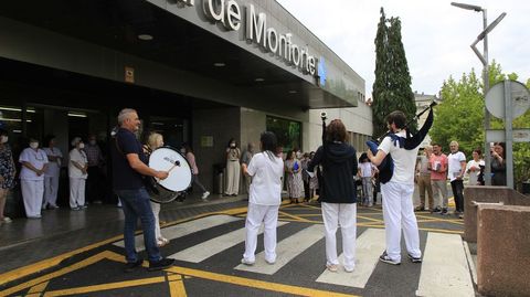 Un grupo de trabajadores del hospital salieron con una gaita y percusin para dar una sorpresa a los jubilados que posaban en la entrada para una foto