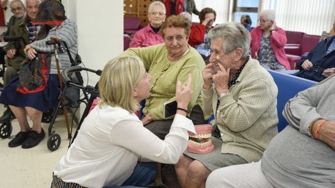 Usuarios de la residencia de mayores de Campolongo, en Pontevedra, en un acto reciente del Colegio de Dentistas