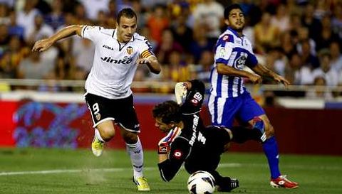 Soldado se escapa de Aranzubia para marcar a puerta vac�a el primer tanto del encuentro. <span lang= es-es >afp</span>