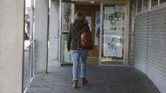 Paciente accediendo al centro de salud de Viveiro