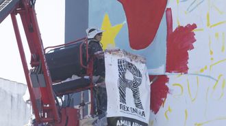 Amaia Arrazola, en el 2024, realizando un mural en el Rexenera Fest de Carballo