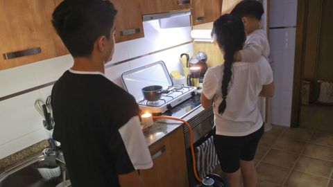 La familia desarrolla su vida cotidiana con muchas dificultadas por la falta de luz.