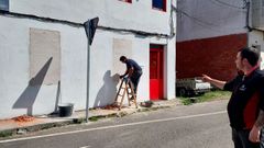 Operario tapiando la casa que fue okupada