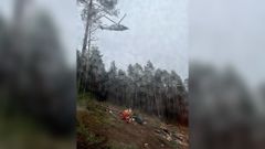 El rescatista, bajando del helicptero de Salvamento Martimo para recoger a un maderista herido en A Fonsagrada.