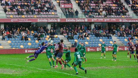 Alvin salva un bal&oacute;n en uno de los ataques del Pontevedra