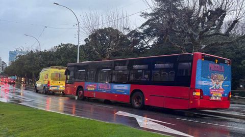 Un autobs de la lnea 7, frente a los jardines de Mndez Nez