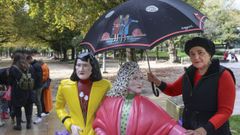 Aurora sujeta uno de sus paraguas inspirados en Las Mar�as junto a la estatua de las hermanas Fandi�o en la Alameda. Augav� vende sus paraguas a partir de 35 euros, indica, y si se trata de un retrato con m�s detalle sube el precio, �pero nunca  cheguei a cobrar m�is de 50 por un�. 