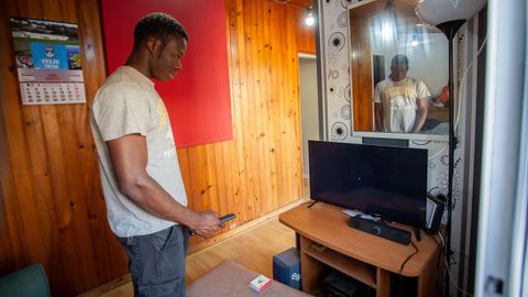 Yaya, en el saloncito de la casa en la que vive con sus tres compa�eros