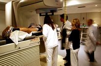 Un paciente con doctores en uno de los aceleradores lineales del Hospital Meixoeiro.