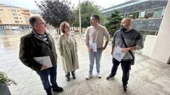 De izquierda a derecha, el responsable comarcal del BNG, Antonio Veiga; la concejala Sandra Fern�ndez; el diputado auton�mico Daniel Castro y el concejal de Educaci�n, Mario Pillado, ante la casa consistorial burelense