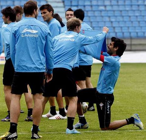 Krohn-Dehli bromeando con Augusto, que puede ser uno de los hombres del partido.