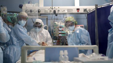 Sanitarios en la uci del Hospital del Mar