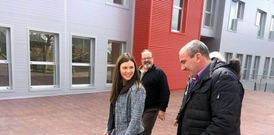 Mayra Garc�a, alcaldesa de Trabada, e Dar�o Campos durante a visita de onte � nova residencia. 
