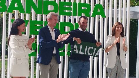 El concejal de Medio Ambiente, Yago Torres, recogi la Bandera Verde otorgada al Concello de Sanxenxo