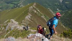 Participantes en una ruta guiada de ascensi�n al monte Formigueiros