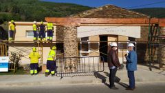 El alcalde Julio �lvarez -en primer t�rmino, a la derecha- inspecciona las obras, que son ejecutadas por el taller del empleo comarcal