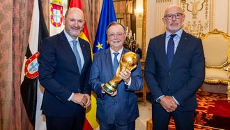 El presidente de la RFEF, Rafael Louz�n; el presidente de la Ciudad Aut�noma de Ceuta, Juan Jes�s Vivas; y el seleccionador nacional, Luis de la Fuente, junto a la Copa del Mundo en la sede del Gobierno de Ceuta.