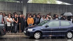 Multitud de gente a las puertas del cementerio de Fe�ns
