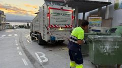 Limpieza de contenedores en Fisterra.