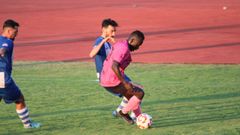 Sylla, presionado por Borja Outeiral, en el estadio de A Alta.