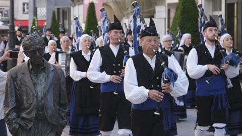 La fiesta del Martes de Campo se celebra en Oviedo con actuaciones musicales, juegos infantiles y el reparto de 3.800 bollos de chorizo a los socios de la Sociedad Protectora de La Balesquida