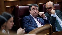 El portavoz del PNV en el Congreso, Aitor Esteban, en el centro, durante la sesi�n de este martes