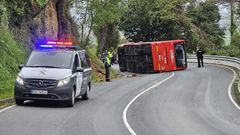 Autob�s volcado tras la colisi�n en la N-632.