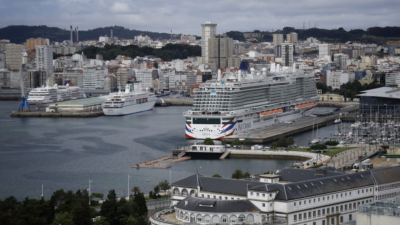 A Coruña habla inglés en una jornada histórica para los trasatlánticos: «María Pita se llena, pero de cañas y cafés»