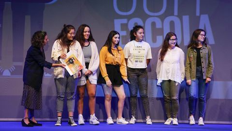 Alumnos del IES Isaac D�az Pardo recogen el premio por  De�moslle voz 