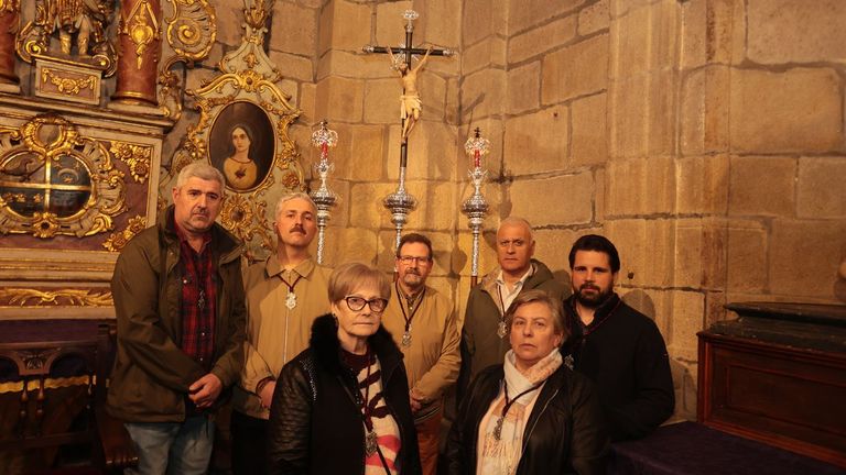 Directivos de la Cofrad&iacute;a da Misericordia, en la capilla del Ecce Homo ante la nueva cruz procesional y los dos ciriales que a partir del jueves Santo encabezar&aacute;n la segunda parte de su procesi&oacute;n, ante la imagen de la Virgen de la Clemencia