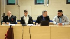Los acusados, junto a sus abogados, en la secci�n de la Audiencia Provincial de Santiago. Segundo por la izquierda, Carlos Eduardo Yepes N��ez y primero por la derecha, el otro acusado, Kevin Freangeddy�Mart�n Guill�n