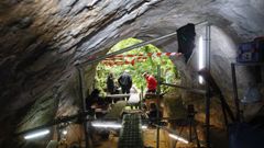 Excavaciones en el interior de Cova Eirós durante la última campaña arqueológica desarollada en el yacimiento, durante el verano del año pasado