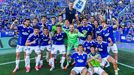 La plantilla del Real Oviedo celebra el triunfo con los aficionados desplazados a Valladolid