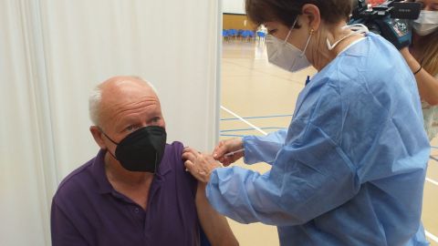 Una sanitaria vacuna a un hombre mayor de 70 a�os este fin de semana en Gij�n