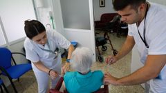 Vacunaci�n en la residencia de Caranza, en una imagen de archivo