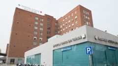 Imagen de archivo de la fachada del hospital cl�nico San Carlos de Madrid